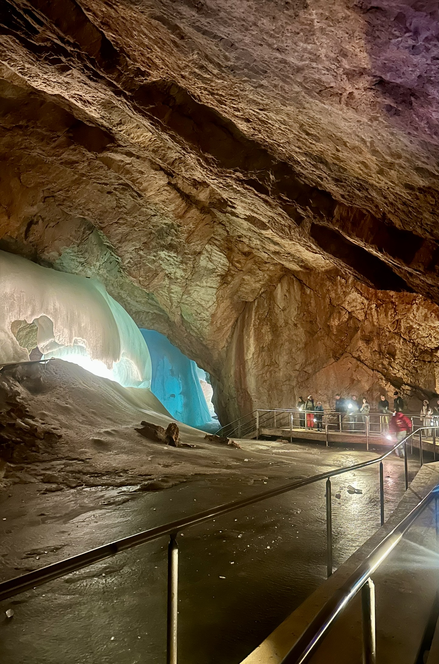 Formațiuni de gheață în peștera Eisriesenwelt