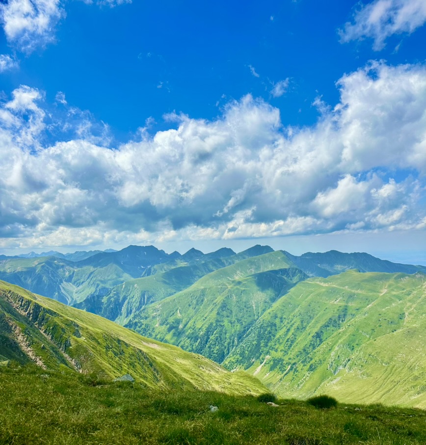 Panoramă luminoasă peste culmile Munților Făgăraș