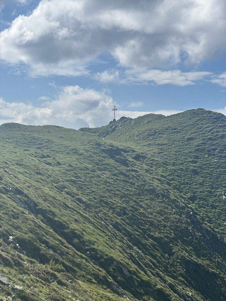 Cruce pe o creastă verde de munte