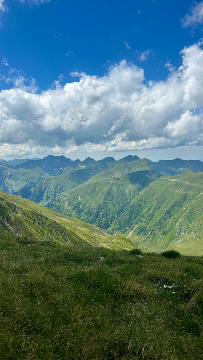 Panoramă de creastă sub cer albastru