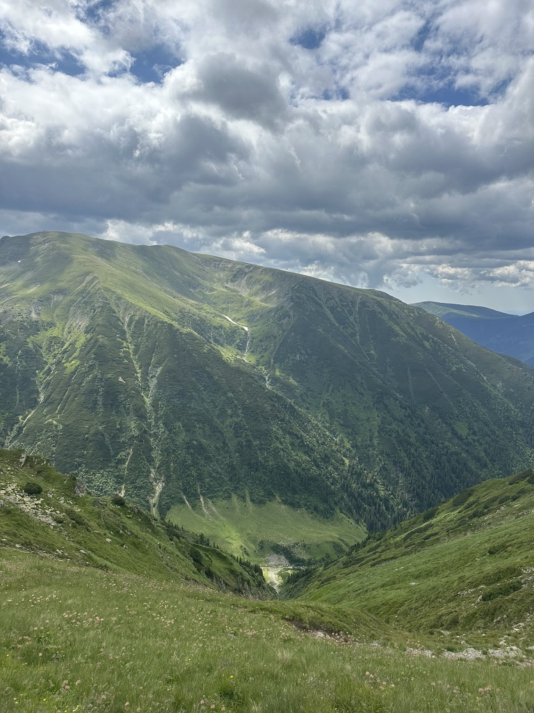 Vale montană privită de sus, sub nori