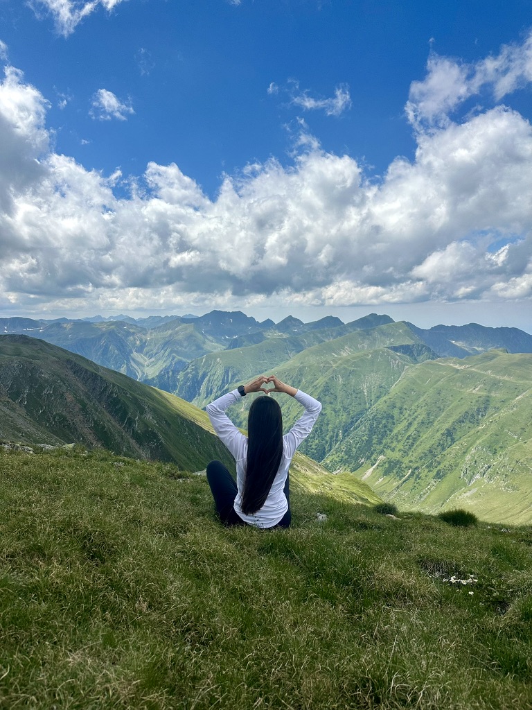 Drumeață privind panoramă montană
