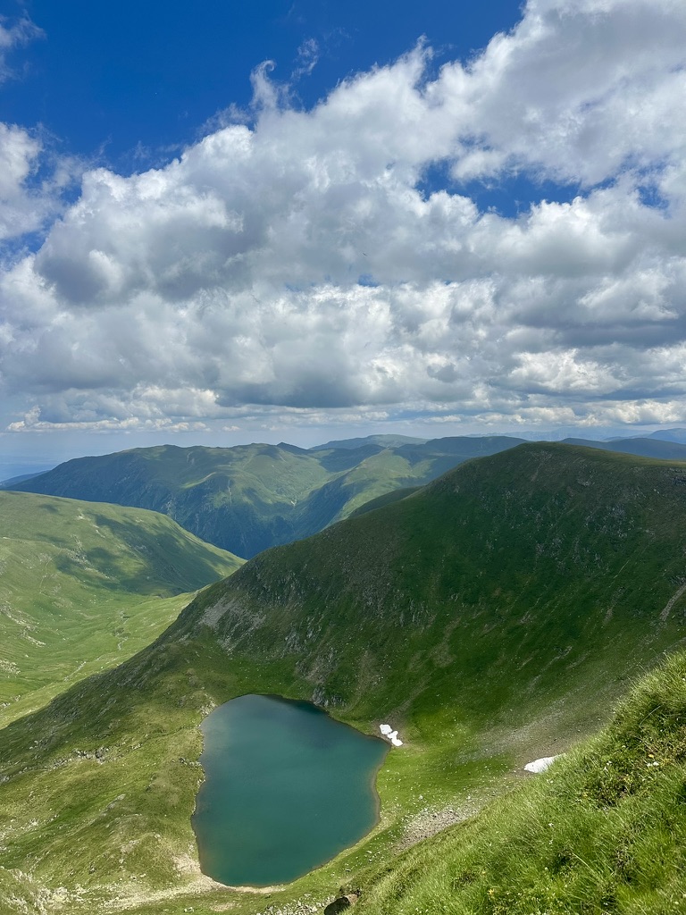 Lacul Urlea văzut de pe versant, în Munții Făgăraș