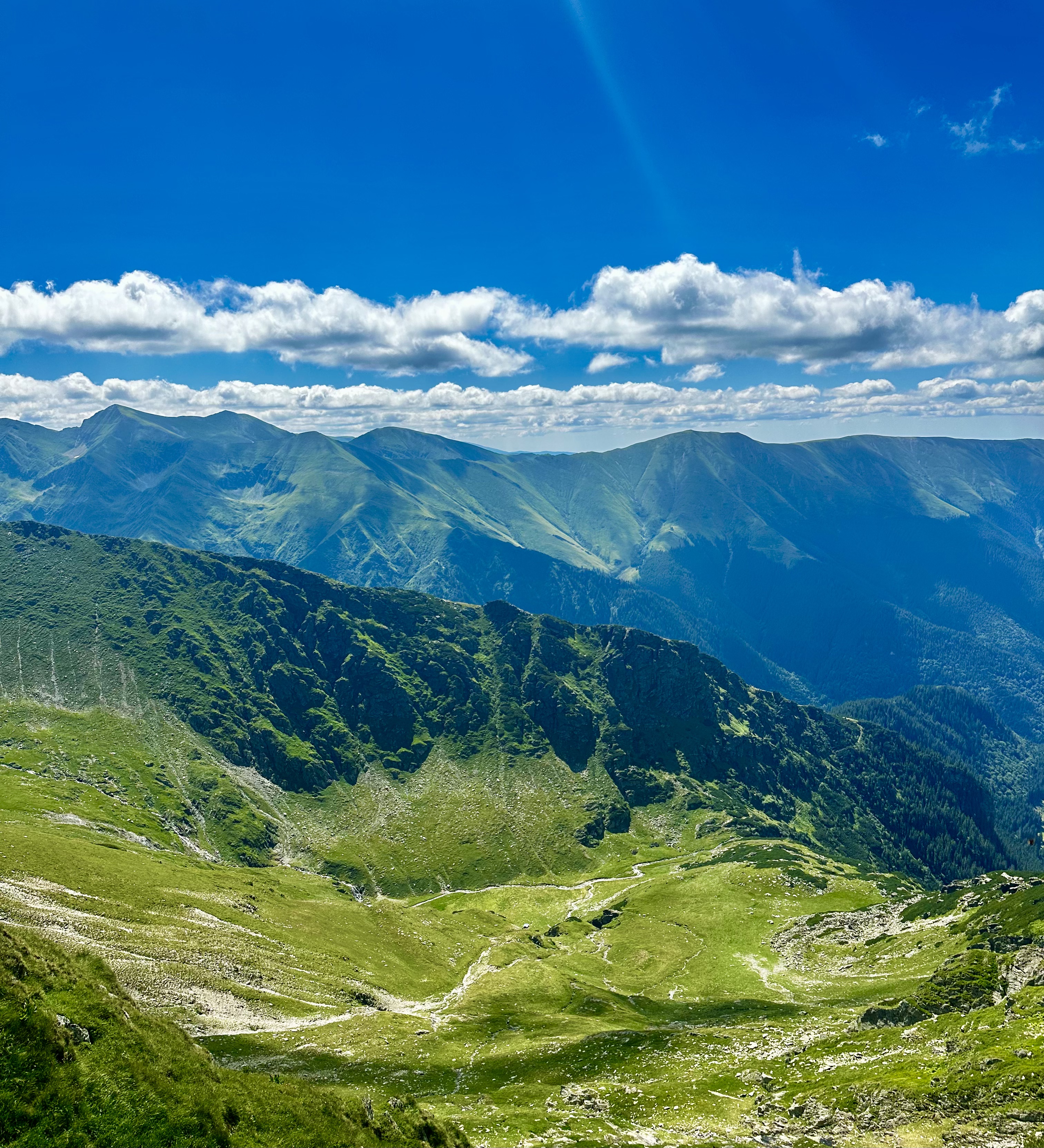 Panoramă a crestelor și văilor din Munții Făgăraș